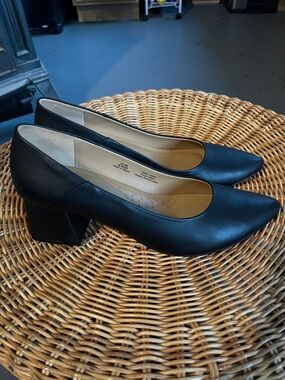 Women's Black Pointed-Toe Classic Pumps - Nisolo